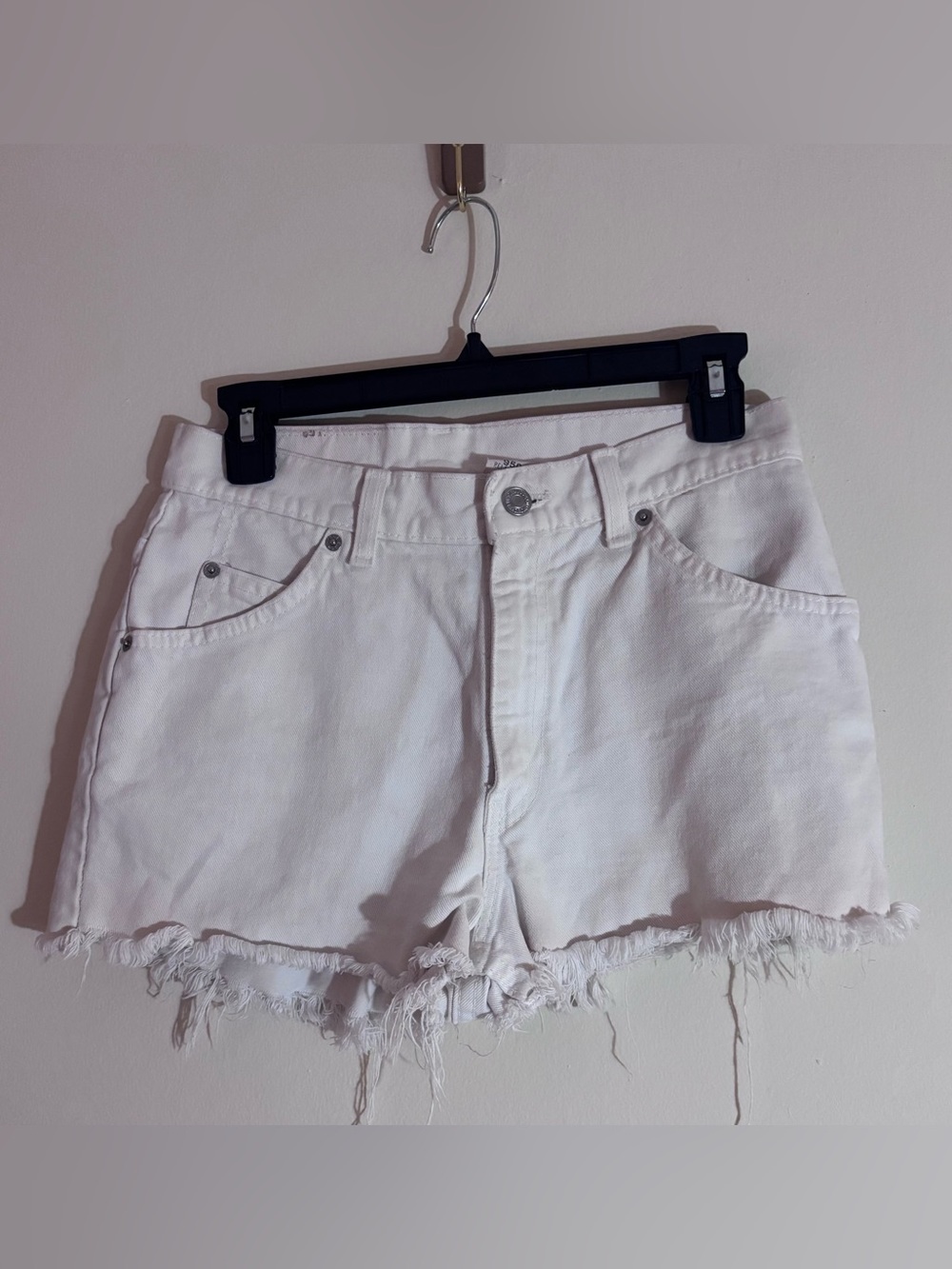 Vintage Levi’s 950 Relaxed Fit White Denim Cutoff Shorts Size 6 Made in USA